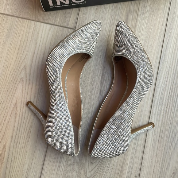 INC INTERNATIONAL CONCEPTS WOMEN'S SILVER RHINESTONE POINT TOE ZITAH PUMPS 6M - Picture 5 of 8